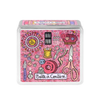 Boîte à Couture Sur-mesure, Derrière la porte
