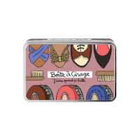 Boîte à Cirage Femme qui Brille, Derrière la porte