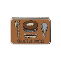 Boîte à Cirage Mec Pompes, Derrière la porte