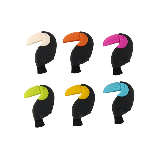 Marque-verres Toucan, Derrière la porte