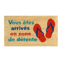 Paillasson Tongs, Derrière la porte