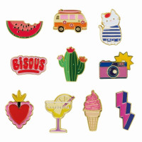 Pin's coloré, Derrière la porte
