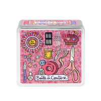 Boîte à Couture Sur-mesure, Derrière la porte