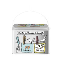 Boîte à Pinces à Linge, Derrière la porte